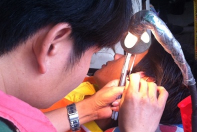 Lấy ráy tai “phê” nhưng dễ bị HIV